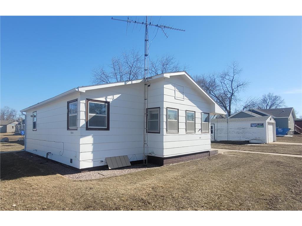 904 2nd Street SE, Pipestone, MN, 56164 MLS 6496901 Edina Realty