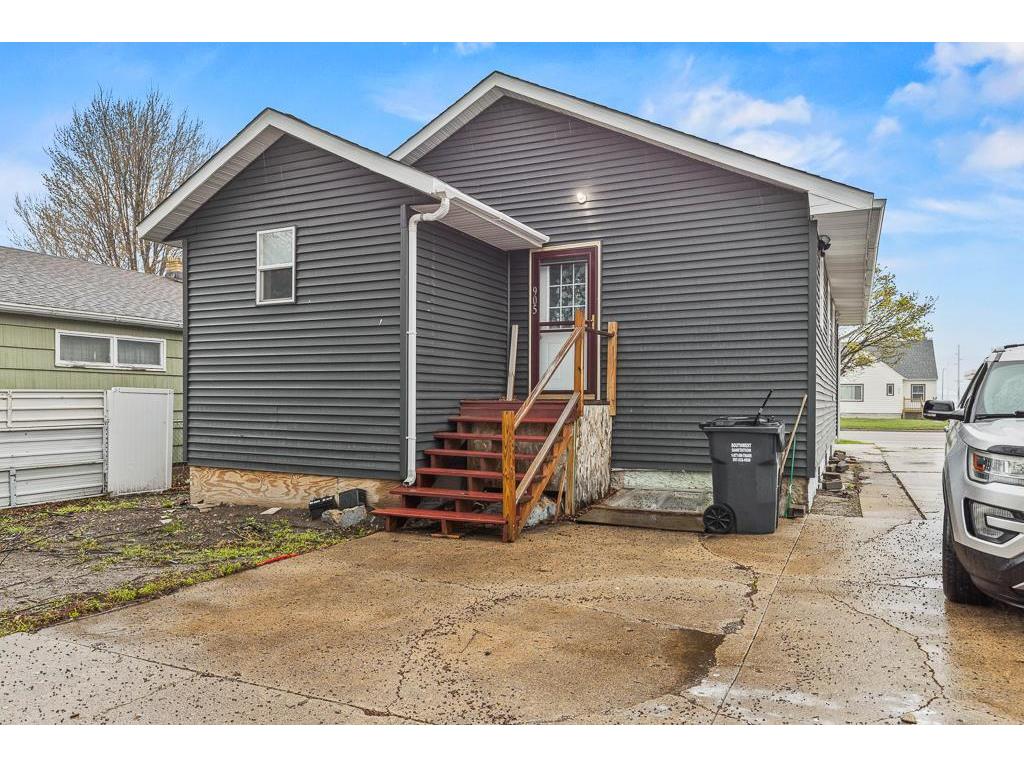 905 W Main Street Marshall MN 56258 7006500 image3