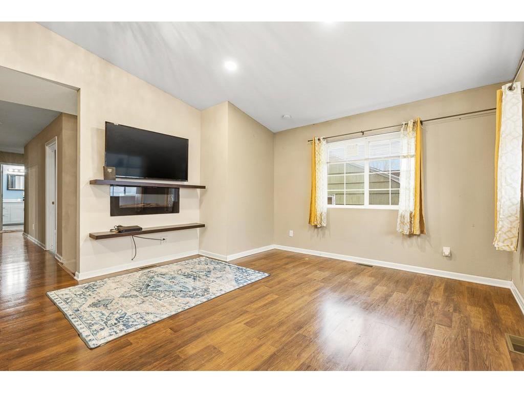 905 W Main Street Marshall MN 56258 7006500 image6