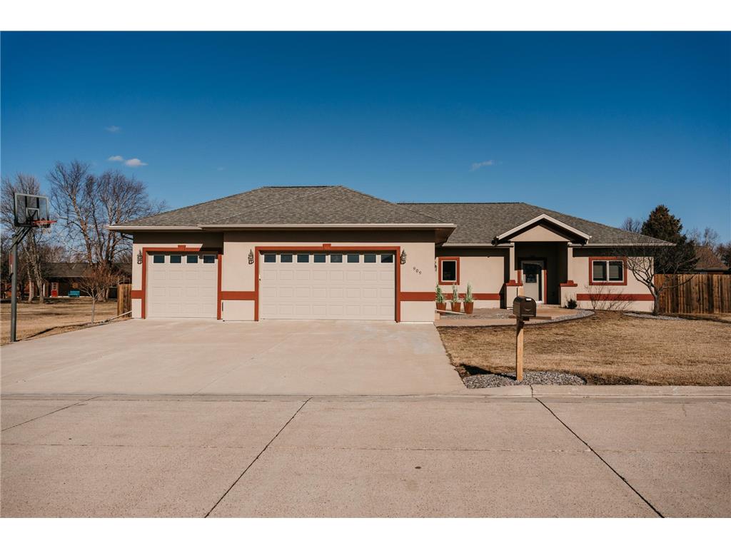 909 9th Avenue SW, Pipestone, MN, 56164 MLS 6181127 Edina Realty