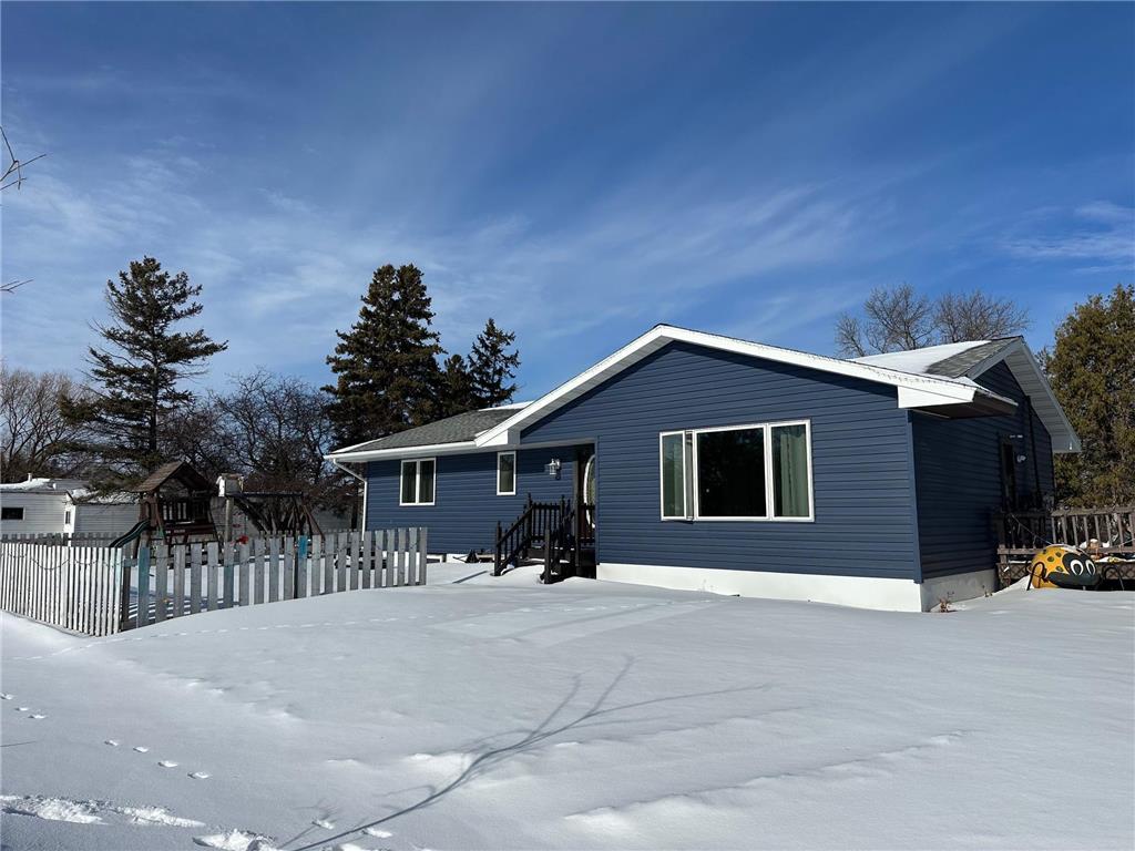 913 Center Street E Roseau MN 56751 7017754 image1