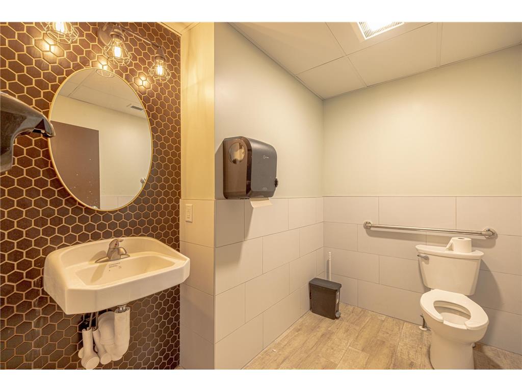 916 Litchfield Avenue SW Willmar MN 56201 7006932 image5