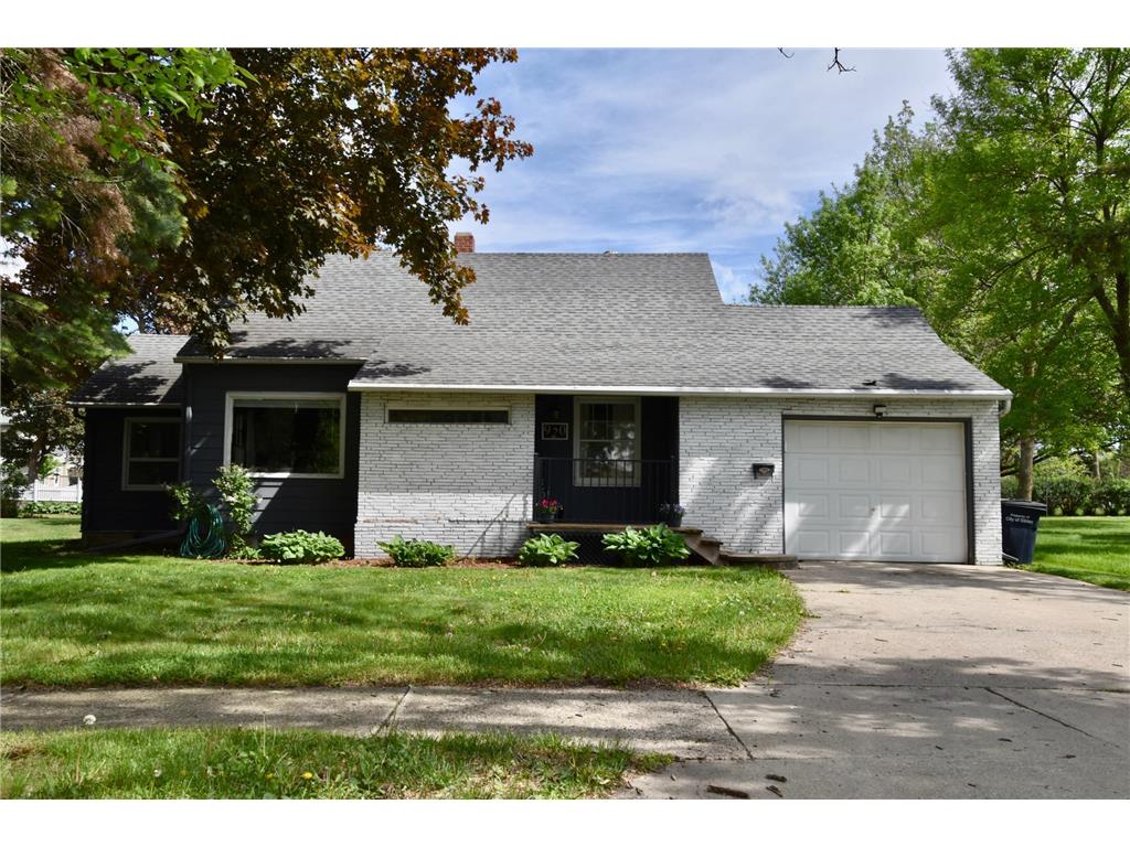 920 8th Street Sibley IA 51249 7079529 image1