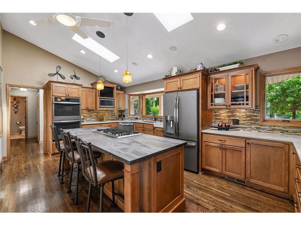 920 Pershing Circle Burnsville MN 55306 - Crystal 7097325 image2