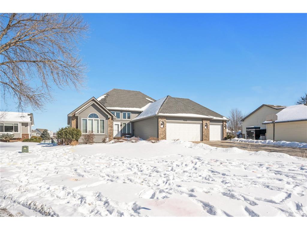 9212 Queens Gardens N Brooklyn Park MN 55443 6673086 image1