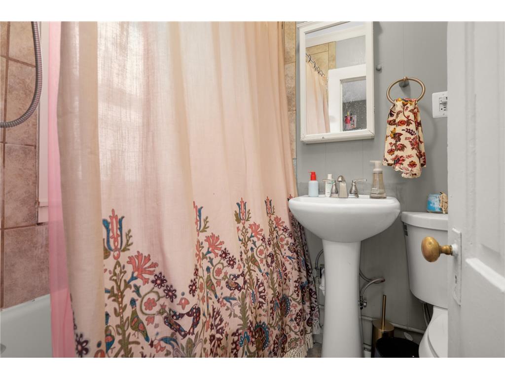 922 NE 18 1/2 Avenue NE Minneapolis MN 55418 7090222 image28