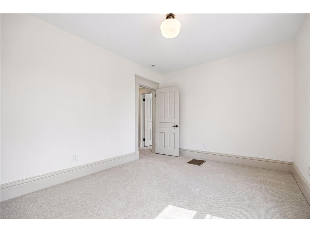 941 Hague Avenue Saint Paul MN 55104 7051307 image37