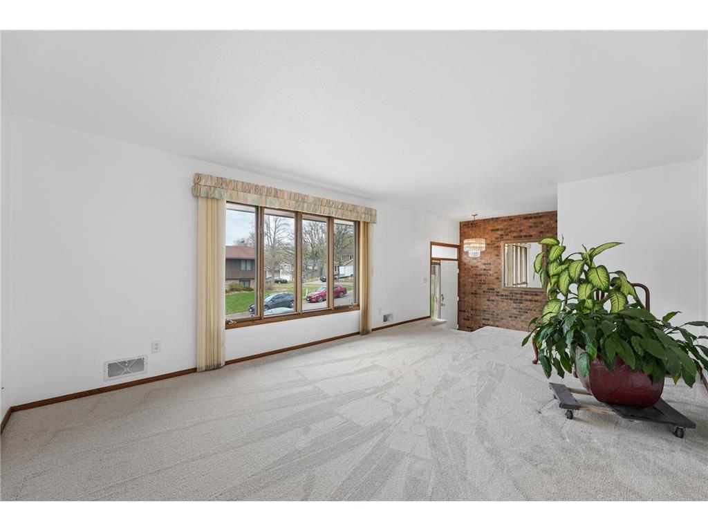 944 Pine View Court Saint Paul MN 55119 7060922 image5