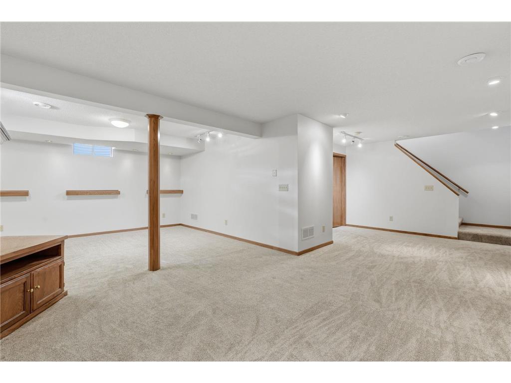 9445 Hillingdon Road Woodbury MN 55125 7095666 image23