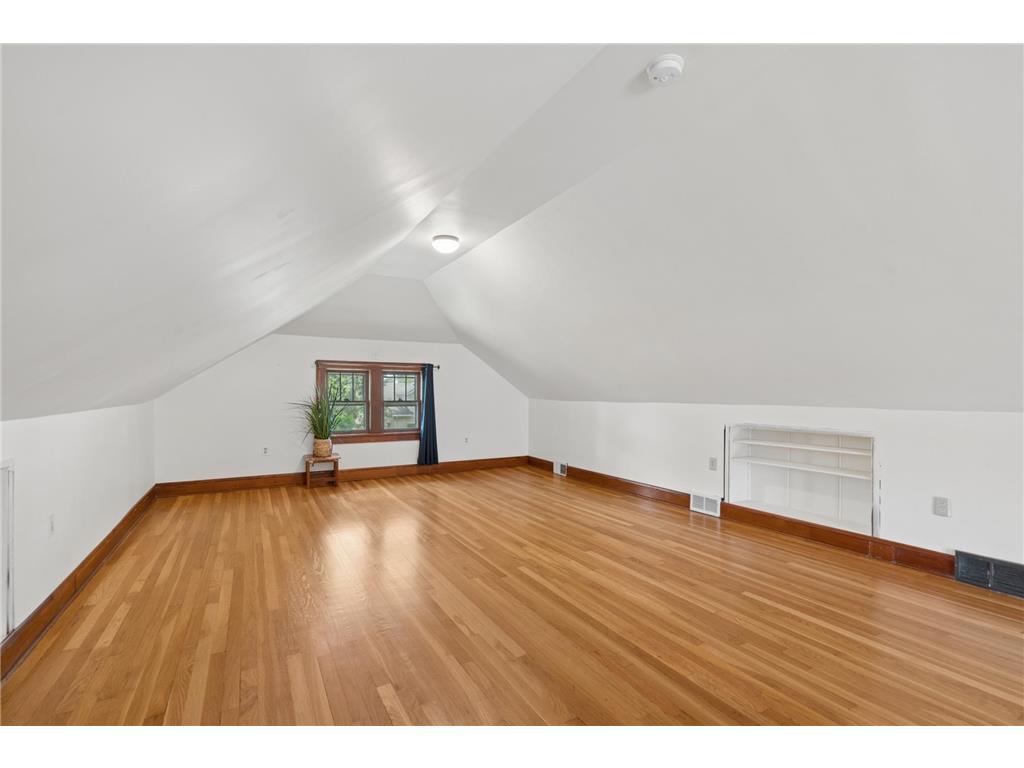950 Hawthorne Avenue E Saint Paul MN 55106 7043319 image8