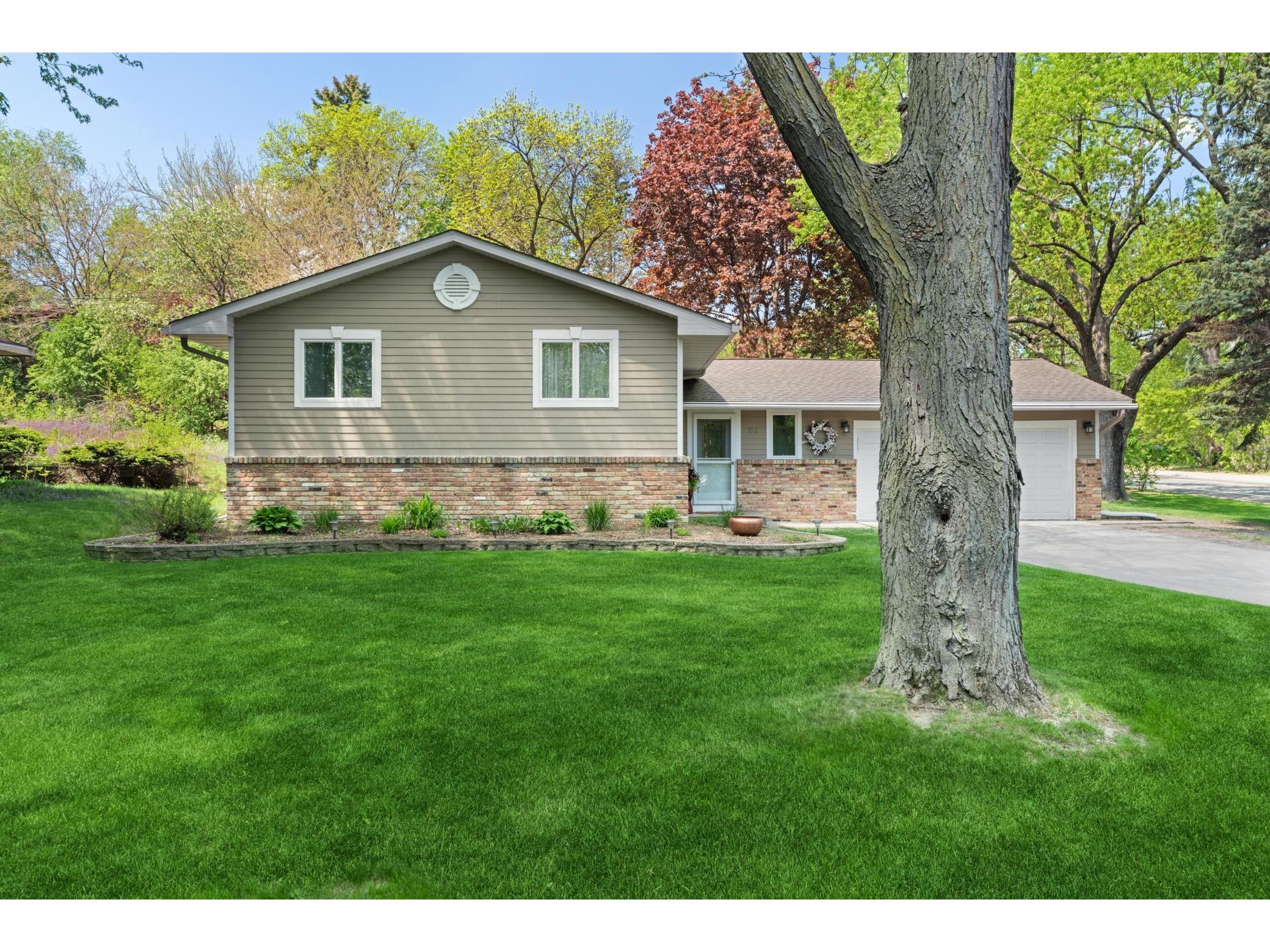 952 Brooks Avenue W, Roseville, MN 55113 MLS 5749565 Edina Realty