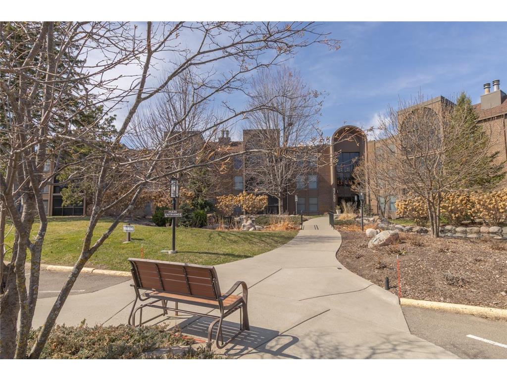 9700 Portland Avenue S #129 Bloomington MN 55420 7046177 image1