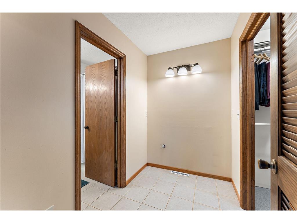 986 Demont Avenue E Maplewood MN 55109 7074022 image39