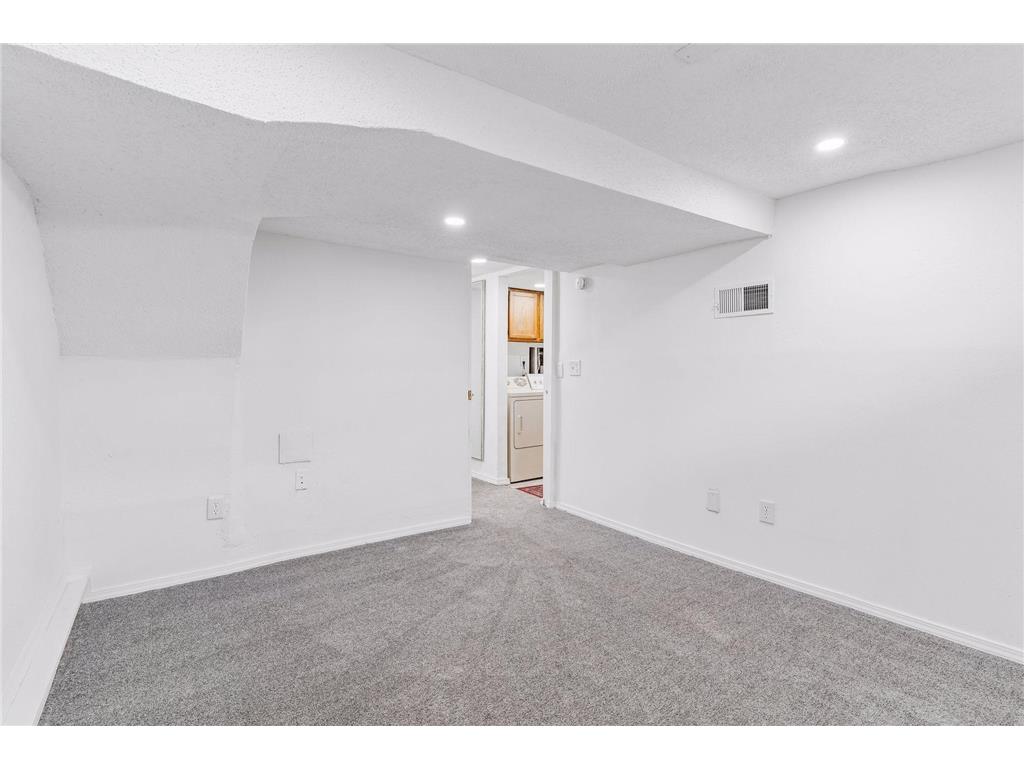 991 Minnehaha Avenue W Saint Paul MN 55104 7082282 image37
