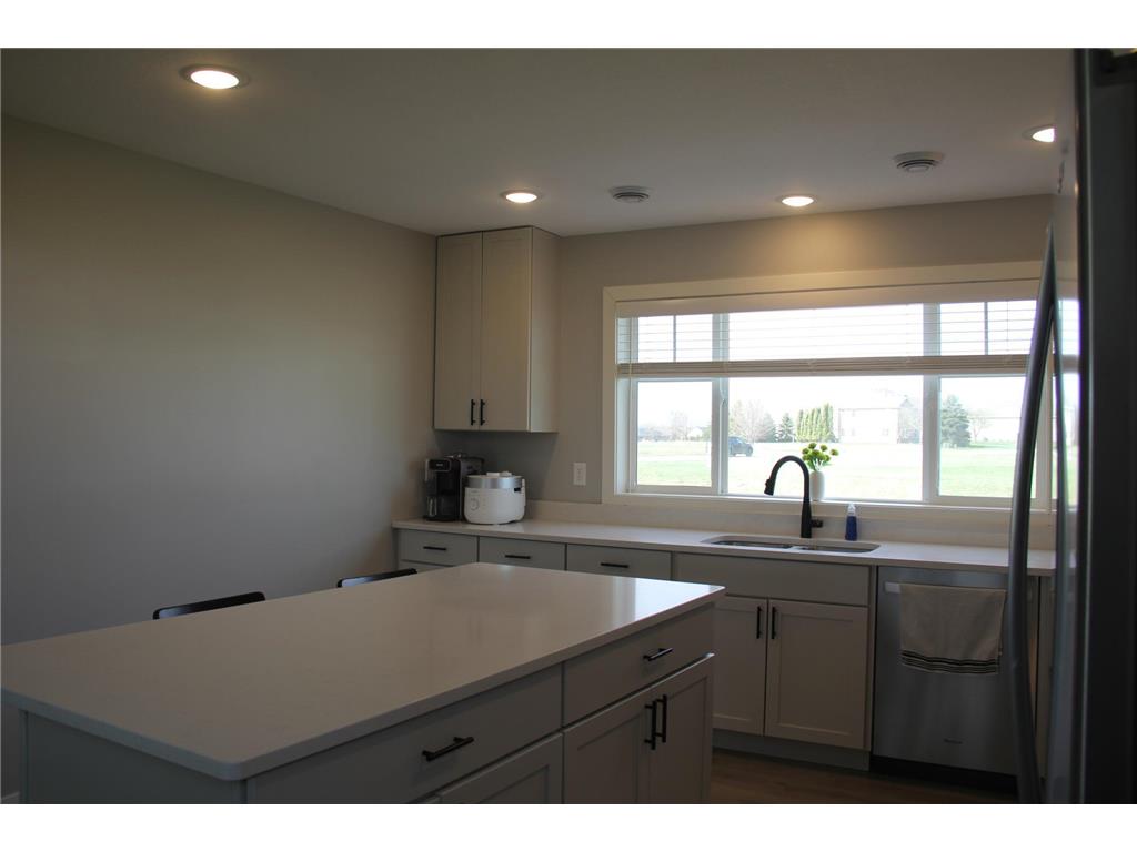 994 City Heights Dr Willmar MN 56201 7057299 image4