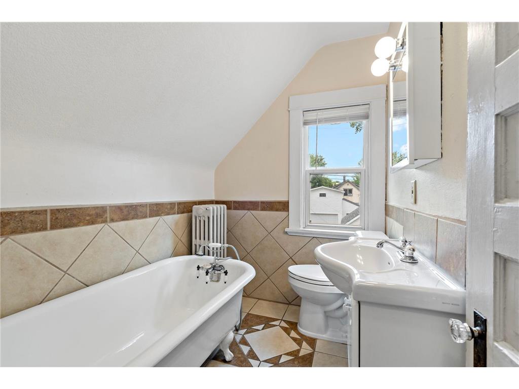996 Charles Avenue Saint Paul MN 55104 7086303 image17