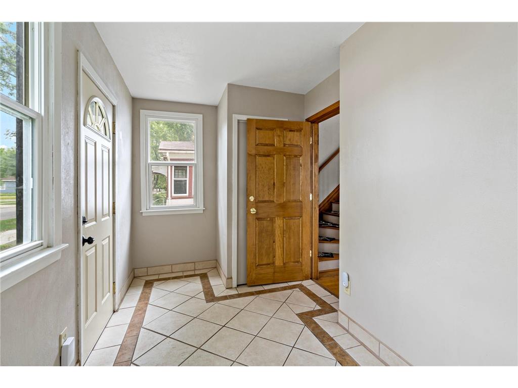996 Charles Avenue Saint Paul MN 55104 7086303 image2