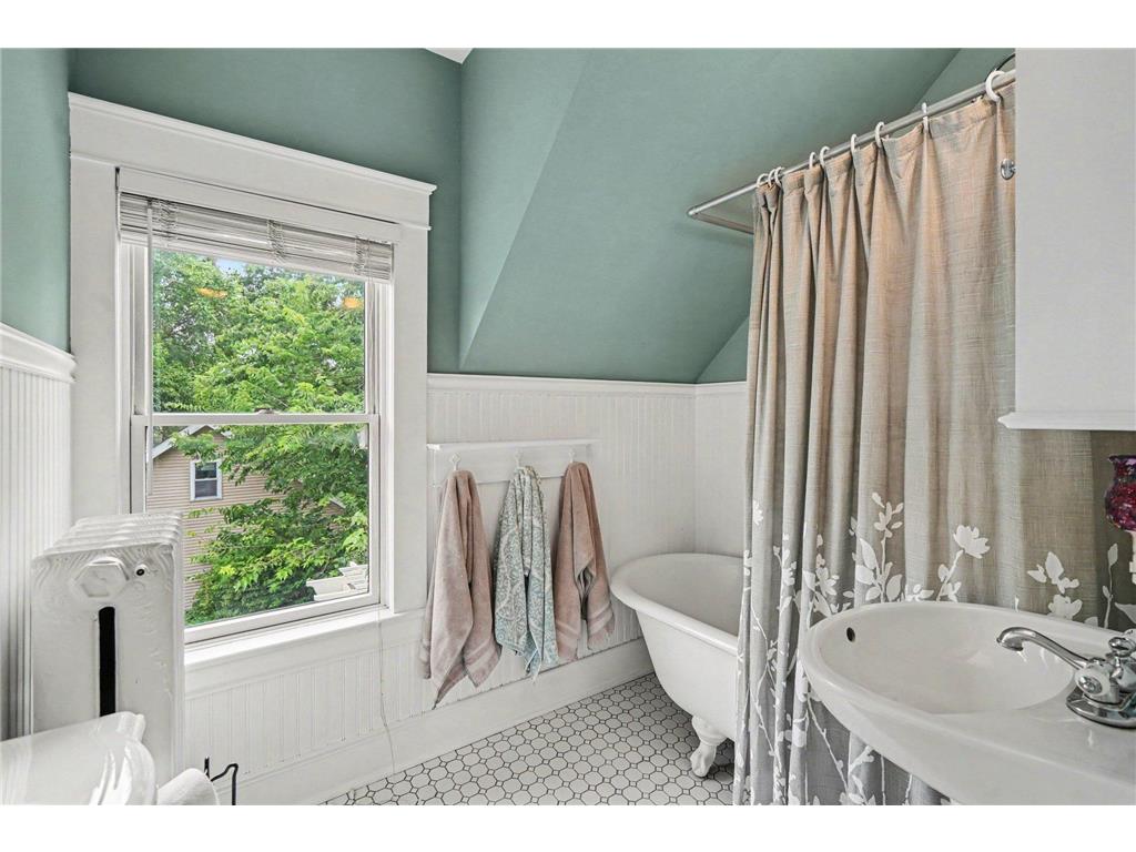 998 Minnehaha Avenue W Saint Paul MN 55104 7096850 image14
