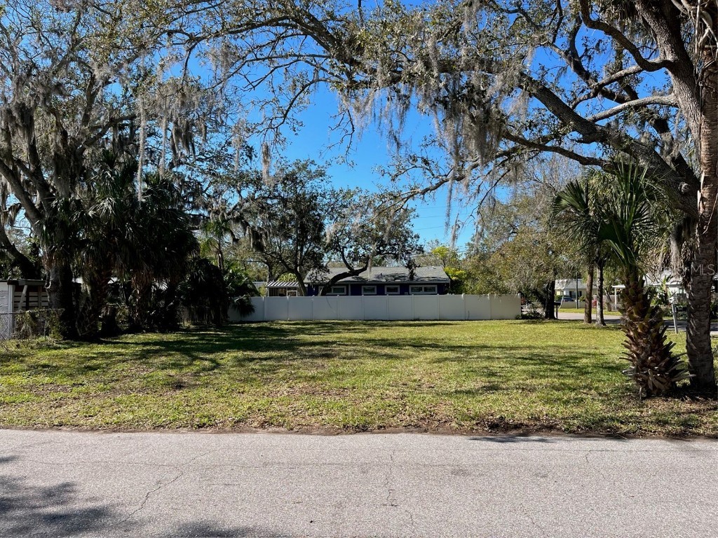 Bristol Court Sarasota FL 34237 A4563444 image1