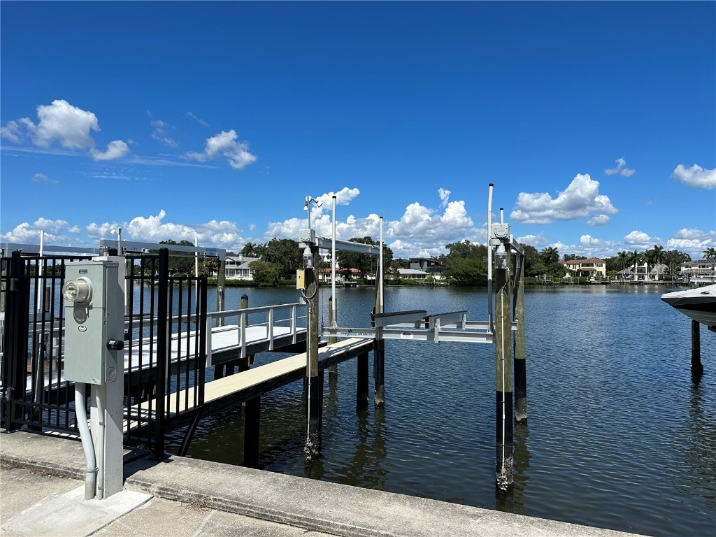 Coffee Pot Boulevard NE Saint Petersburg FL 33704 U8214636 image1