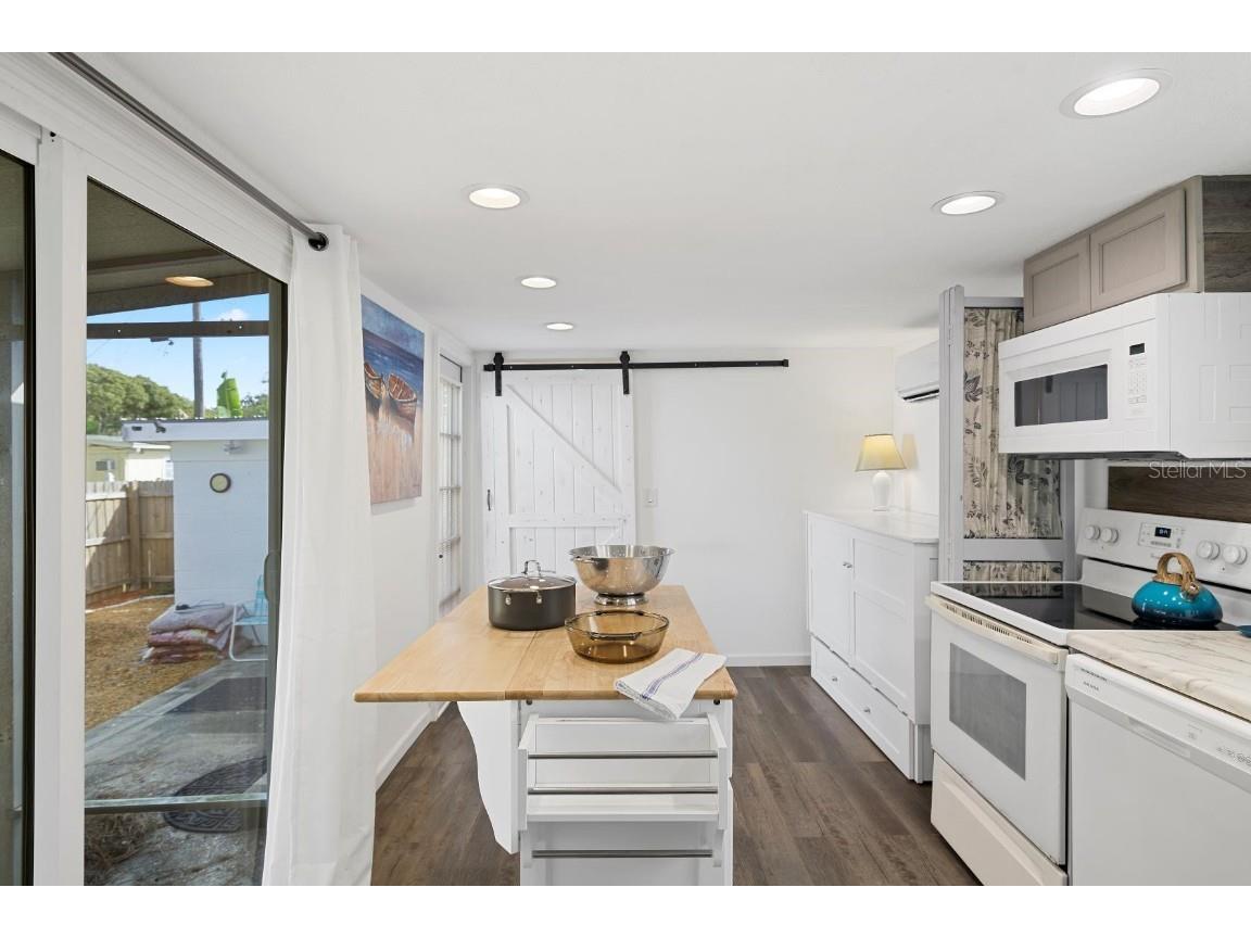  Holiday FL 34691 U8188988 image9