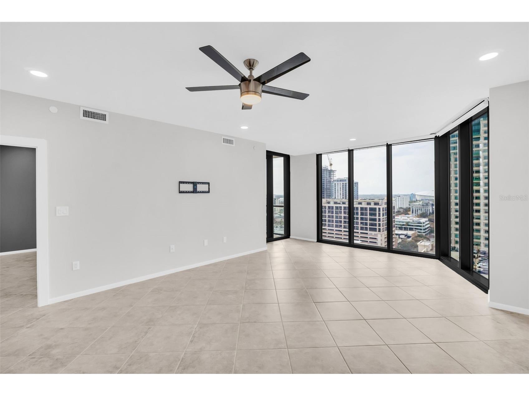 1 Beach Drive SE #1910 Saint Petersburg FL 33701 TB8465639 image3