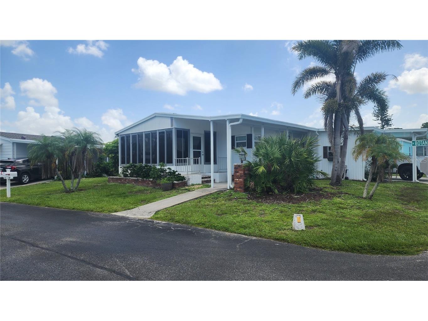 10 S Botany Bay Circle Englewood FL 34223 A4660922 image1