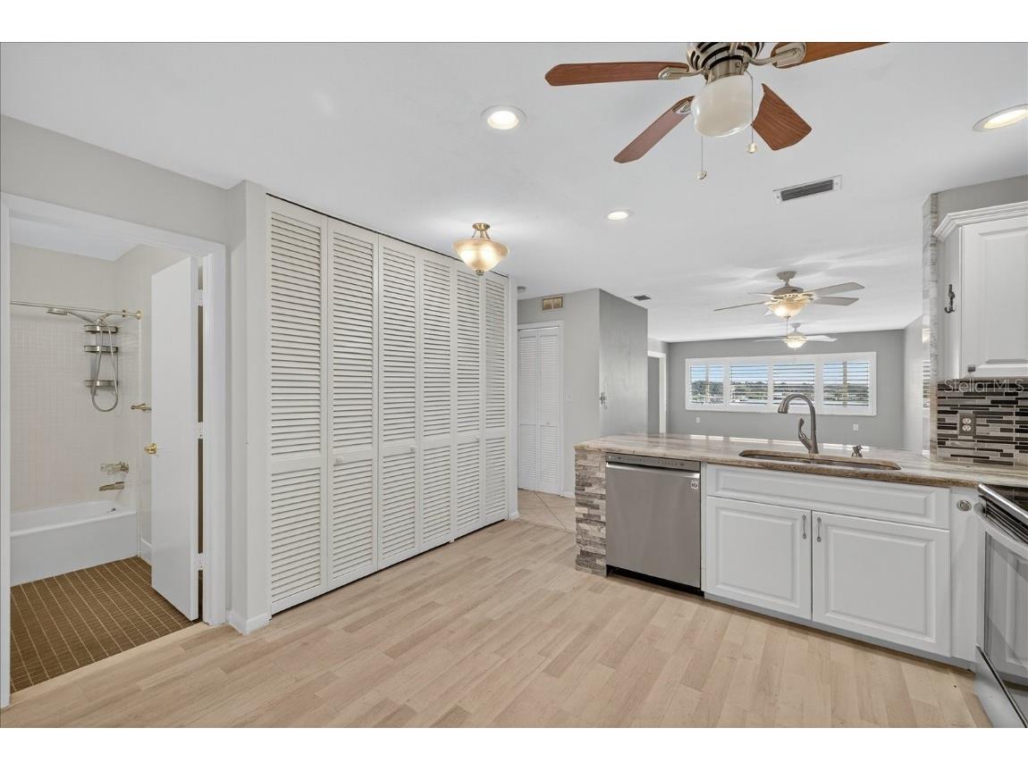 100 Bluff View Drive #409C Belleair Bluffs FL 33770 TB8425789 image17