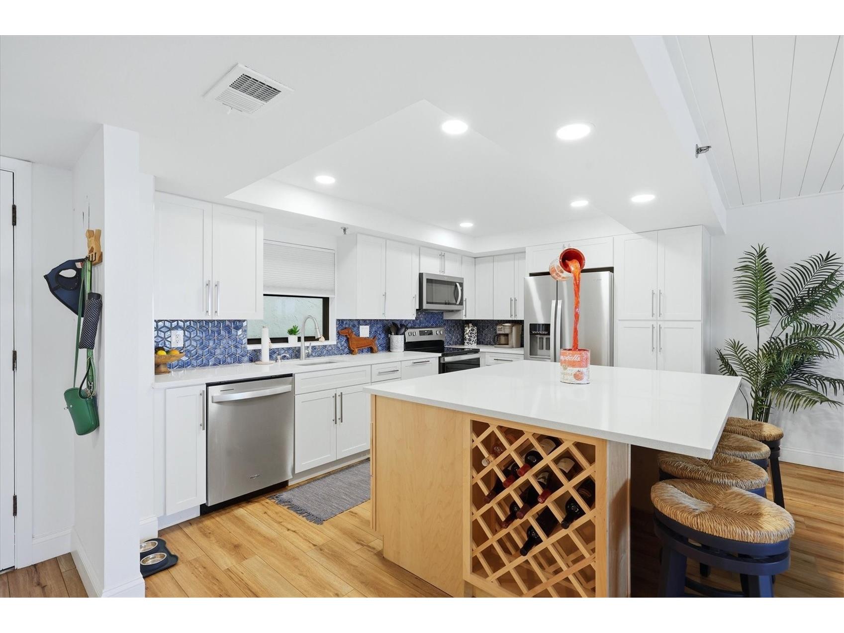 1001 Benjamin Franklin Drive #604 Sarasota FL 34236 A4686677 image3