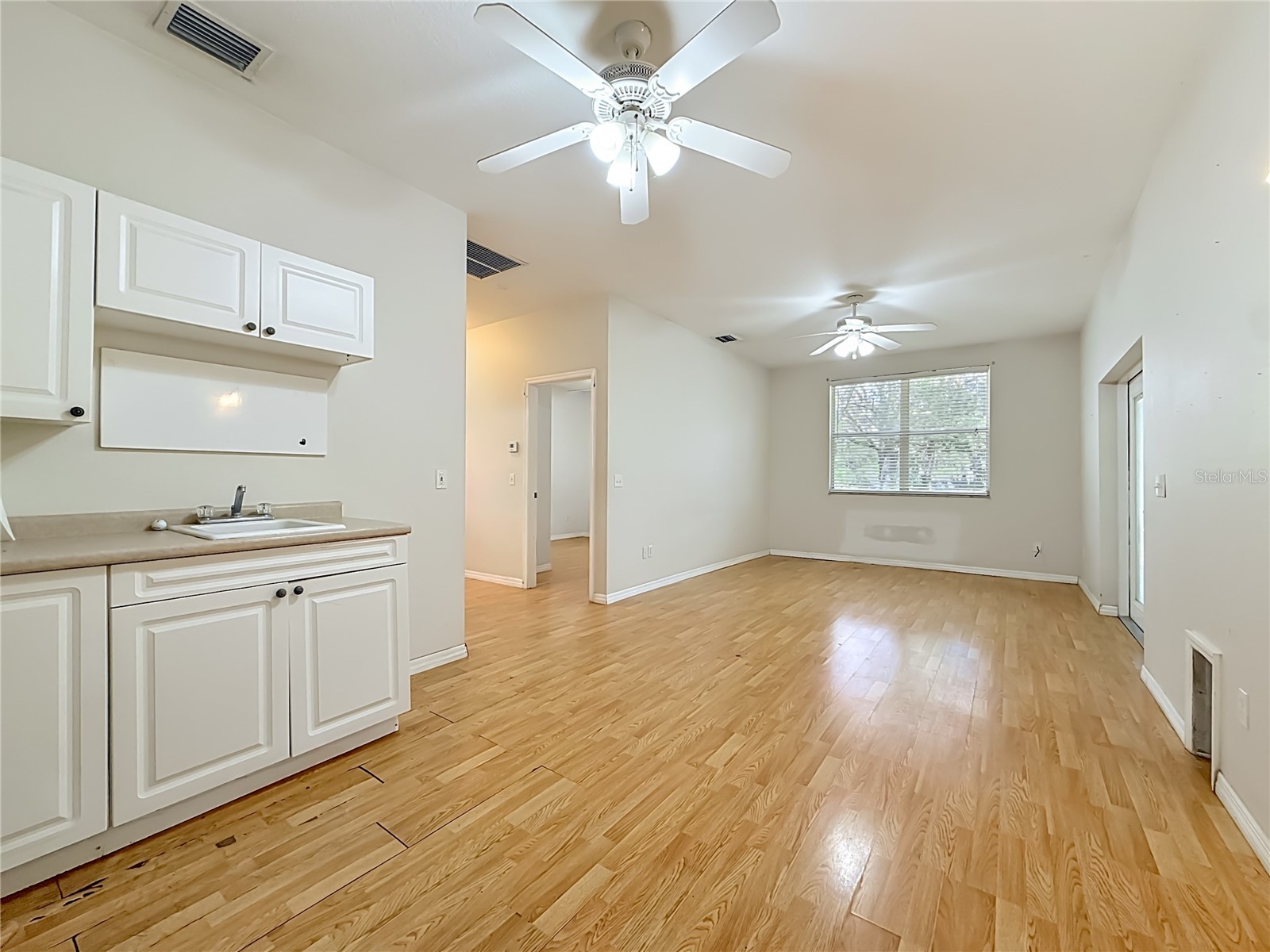 1003 W Outbound Place Tampa FL 33612 TB8505290 image15