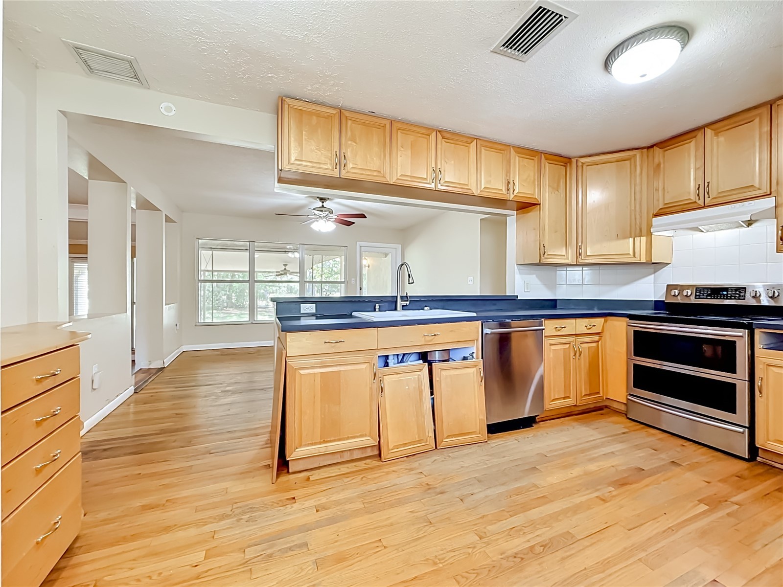 1003 W Outbound Place Tampa FL 33612 TB8505290 image25