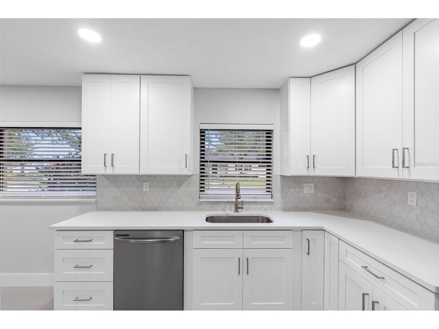 1005 Apache Trail Clearwater FL 33755 TB8506091 image28