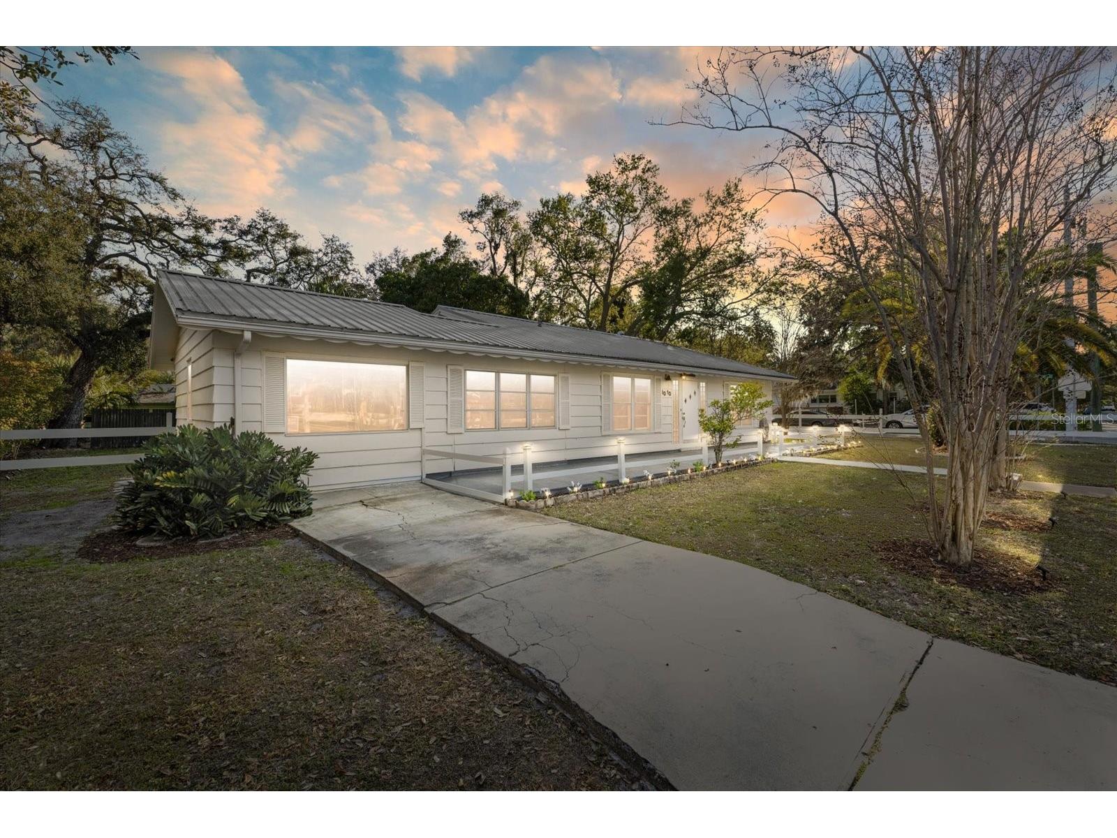 1010 Indian Beach Drive Drive Sarasota FL 34234 - SARASOTA BAY A4680856 image1
