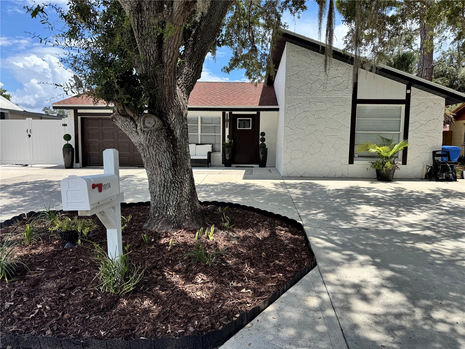 10114 Briarwick Court Tampa FL 33615 TB8518261 image1