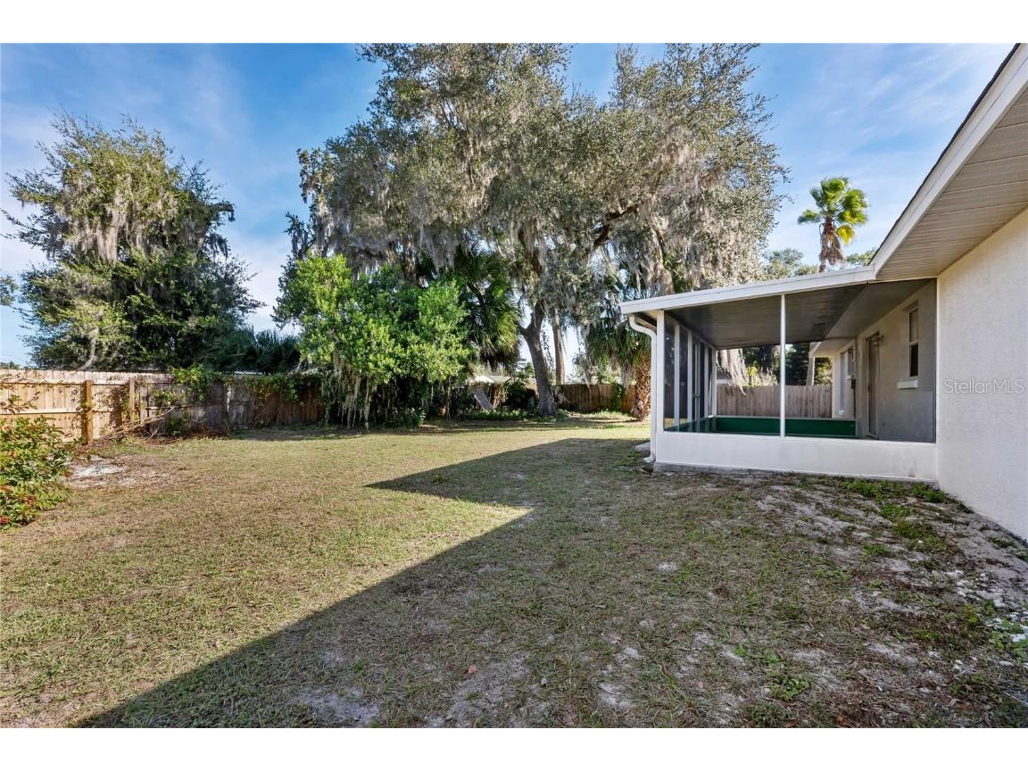 1015 Cr 463b Lake Panasoffkee FL 33538 G5104470 image9