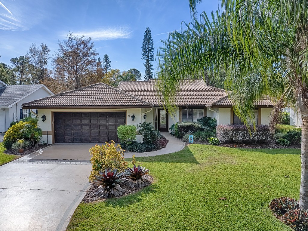 102 Cedar Way Yalaha FL 34797 - LAKE HARRIS G5090556 image1