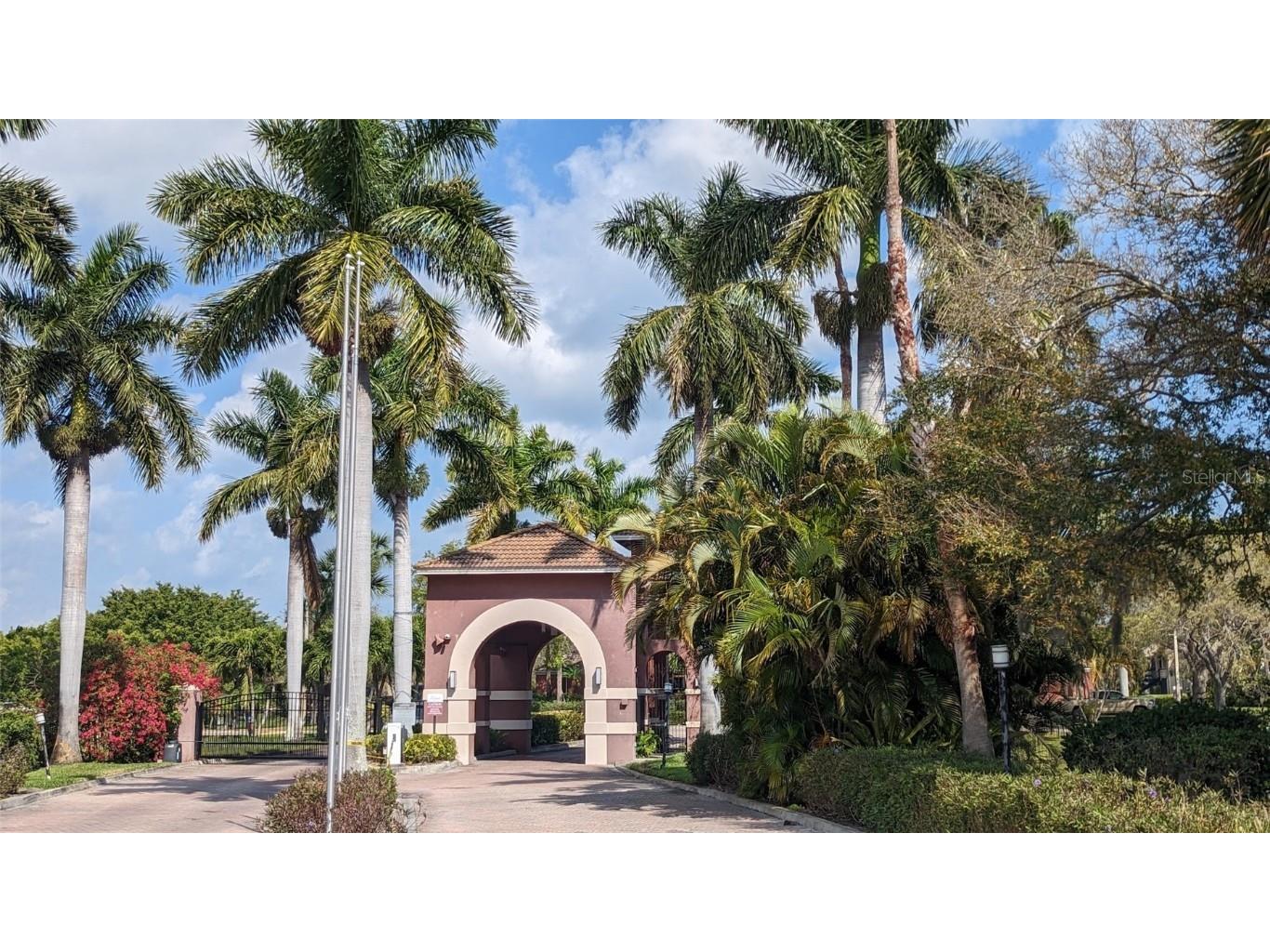 10263 Gandy Boulevard N #310 Saint Petersburg FL 33702 - COMMUNITY LAKE / LARGE POND U8193702 image2