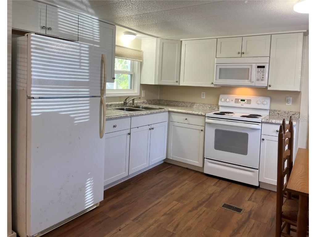 103 Oakwood Boulevard Sarasota FL 34237 A4631979 image16