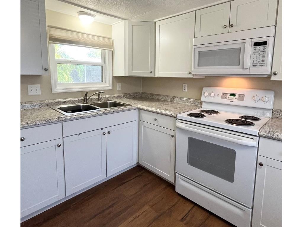 103 Oakwood Boulevard Sarasota FL 34237 A4631979 image17