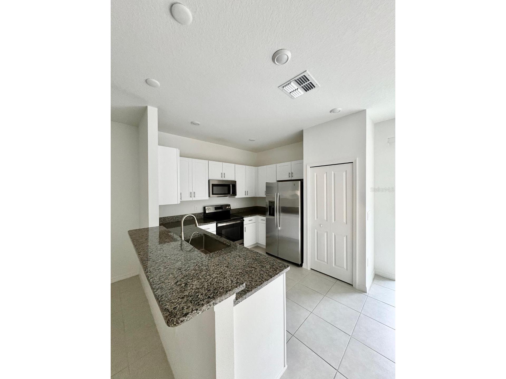 10321 Trumpet Honeysuckle Way San Antonio FL 33576 - MIRADA LAGOON W7883342 image7
