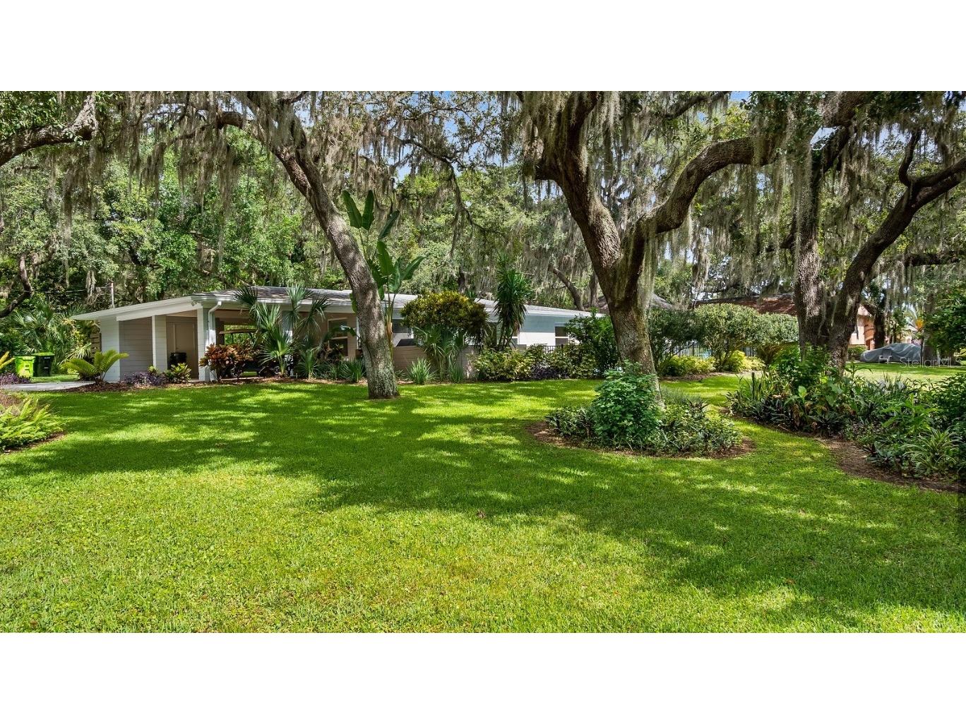 104 E Camellia Way Howey In The Hills FL 34737 - LITTLE LAKE HARRIS G5069456 image1