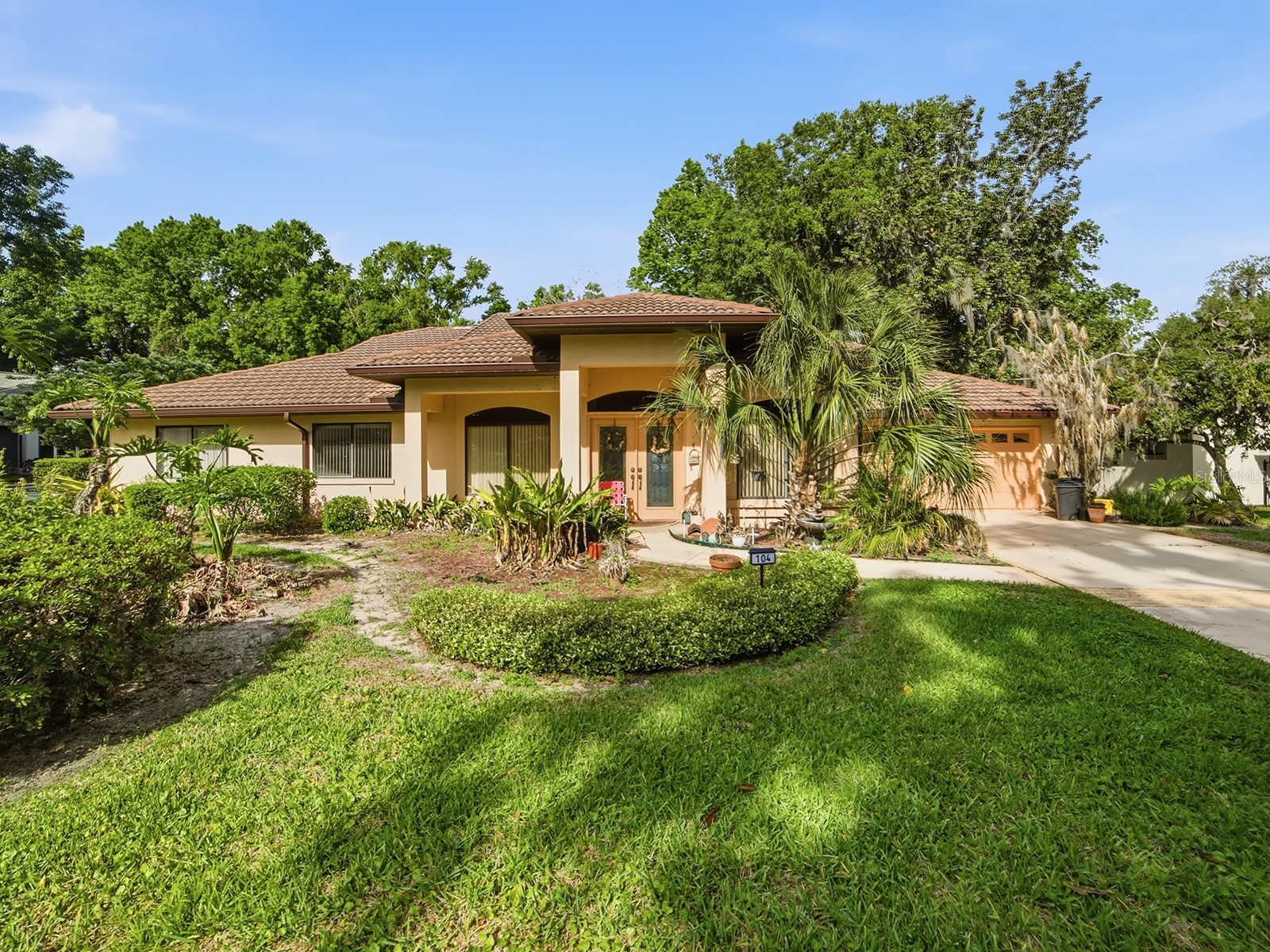 104 Peppertree Court Yalaha FL 34797 - CANAL - LAKE HARRIS CHAIN G5110408 image1