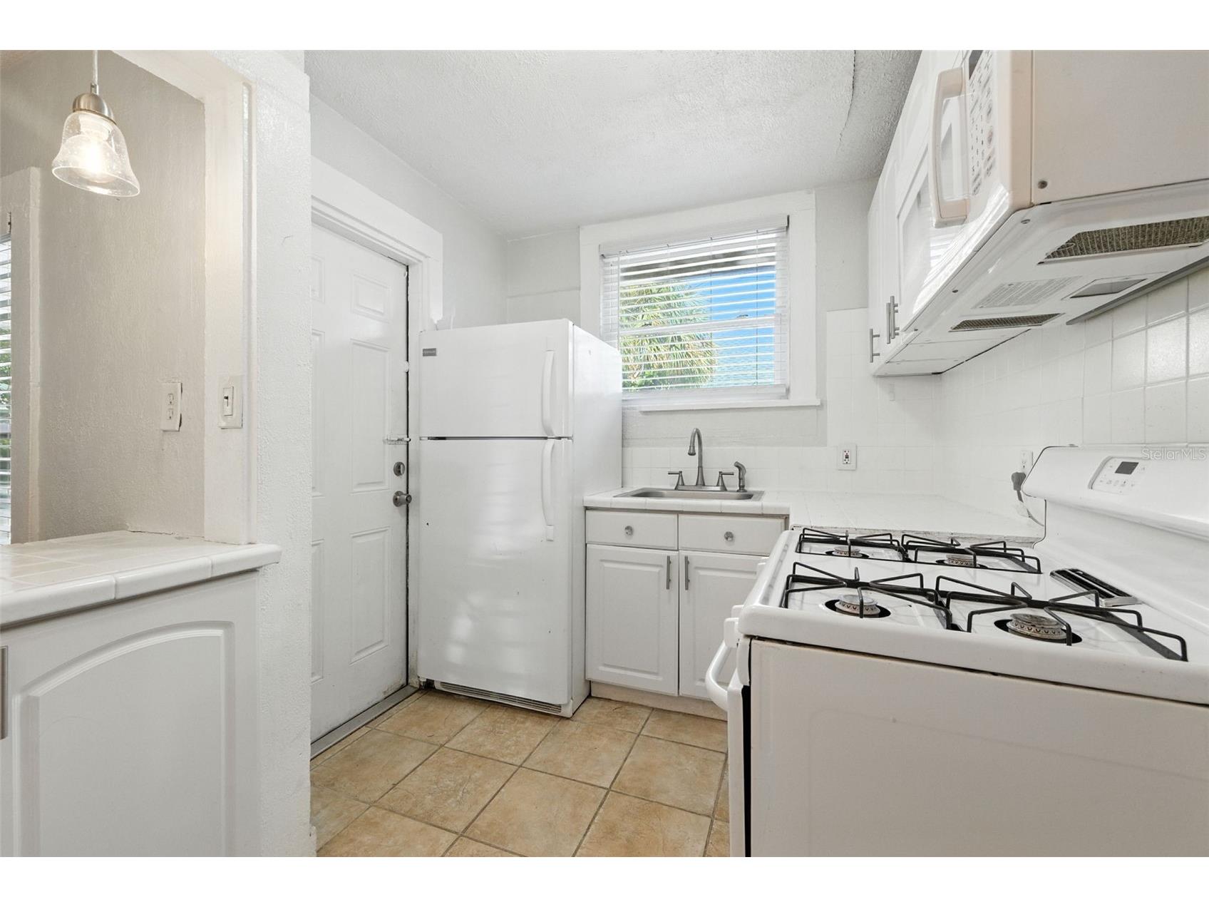 1040 19th Avenue N Saint Petersburg FL 33704 A4662987 image3