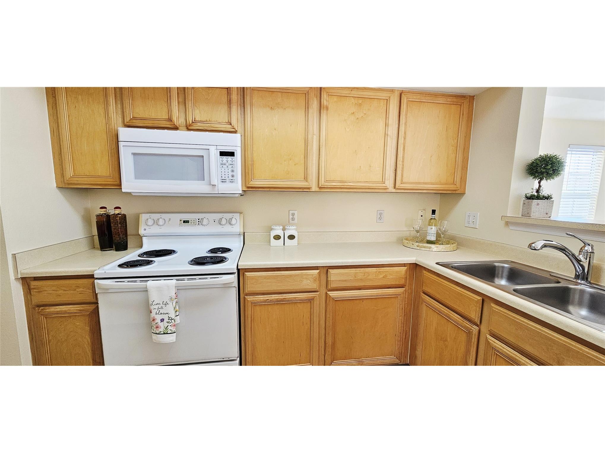 1040 Villagio Circle #201 Sarasota FL 34237 A4680583 image3