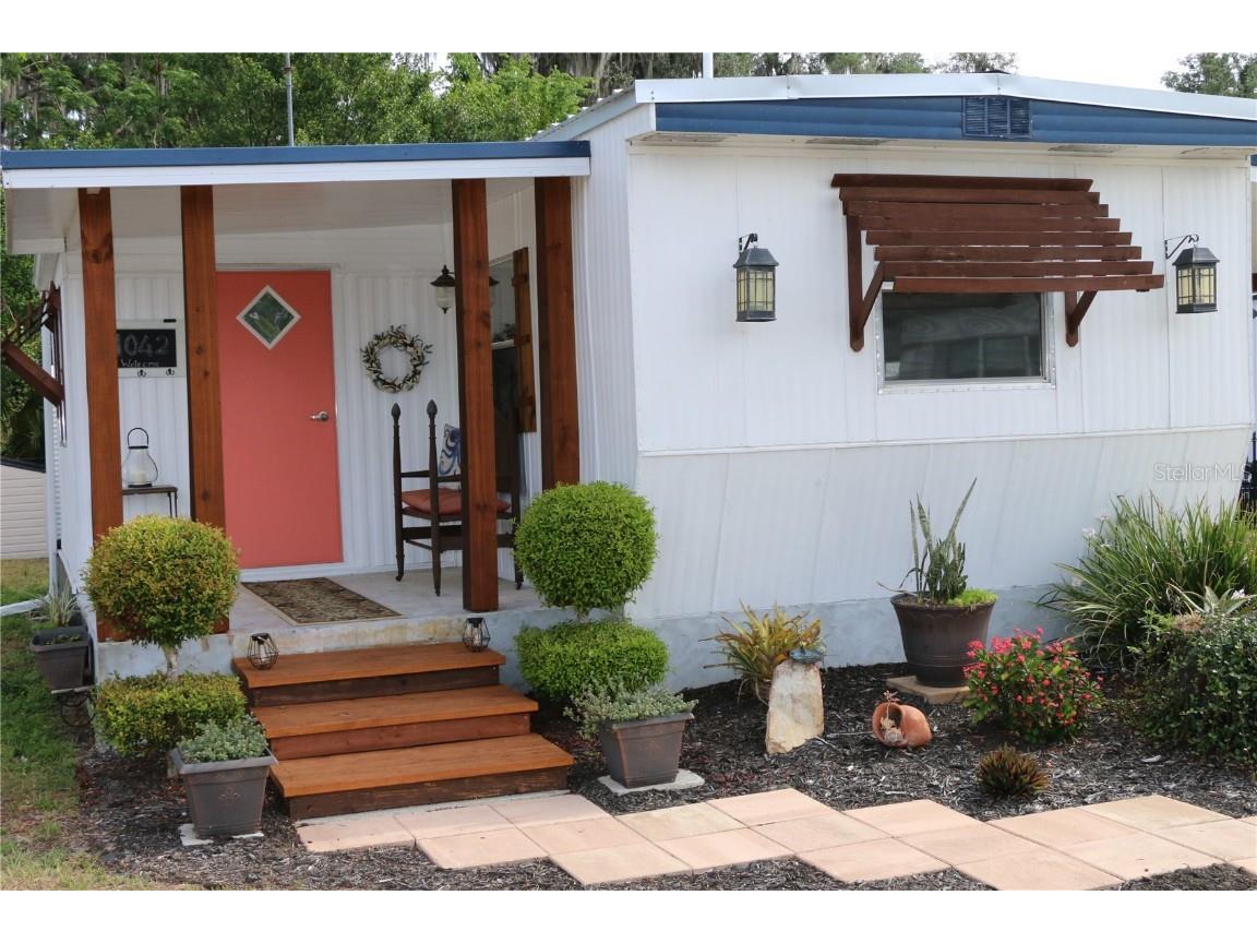 1042 Cr 461 Lake Panasoffkee FL 33538 - LAKE PANASOFFKEE O6105432 image1