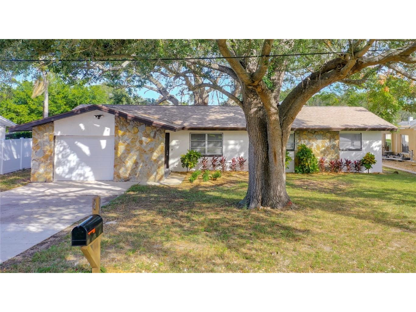 106 Oak Avenue Palm Harbor FL 34684 - LAKE TARPON W7850311 image1