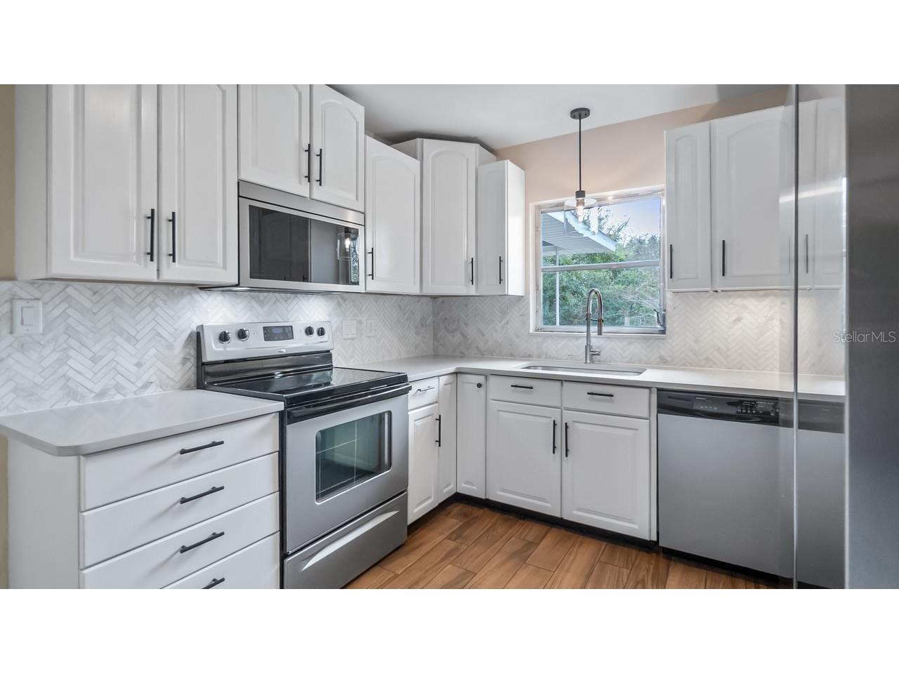 107 E Magnolia Avenue Howey In The Hills FL 34737 - LITTLE LAKE HARRIS G5108555 image3