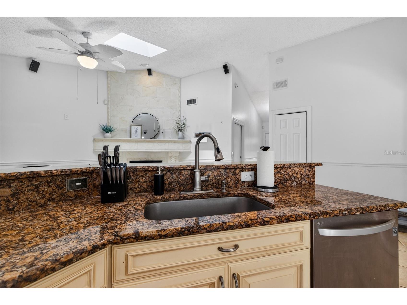 10705 Out Island Drive Tampa FL 33615 - COVE LAKE TB8512234 image13
