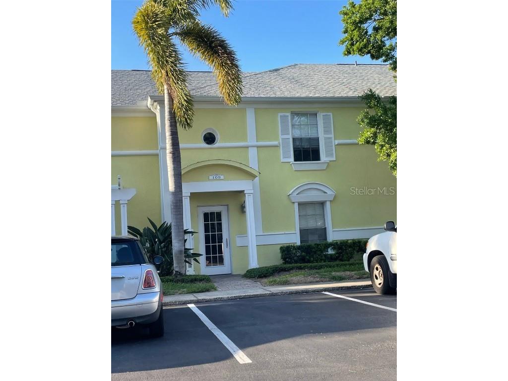 109 Seahorse Drive SE #C Saint Petersburg FL 33705 L4936426 image1