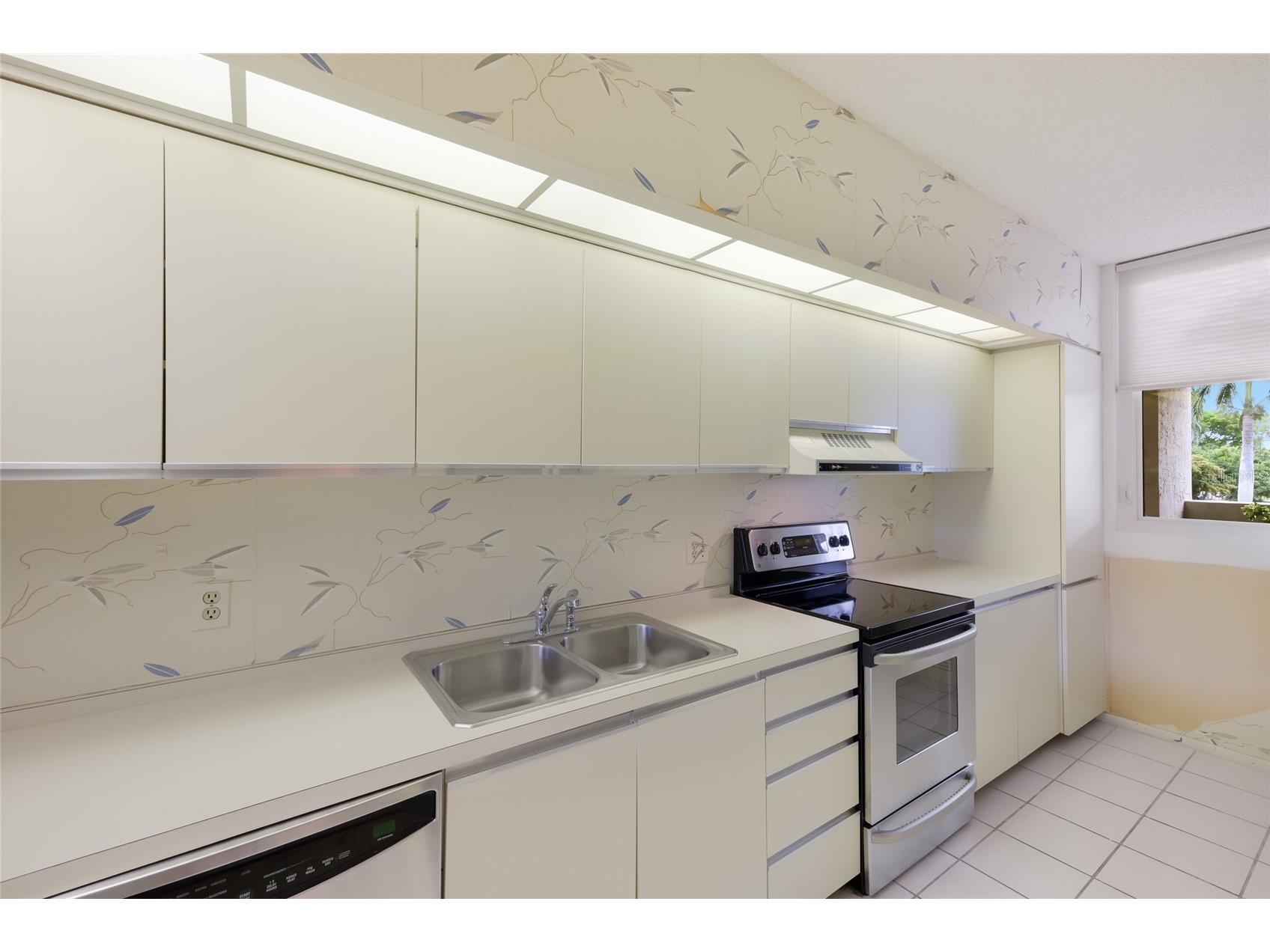 1095 Gulf Of Mexico Drive #102 Longboat Key FL 34228 - GULF OF MEXICO A4693425 image14